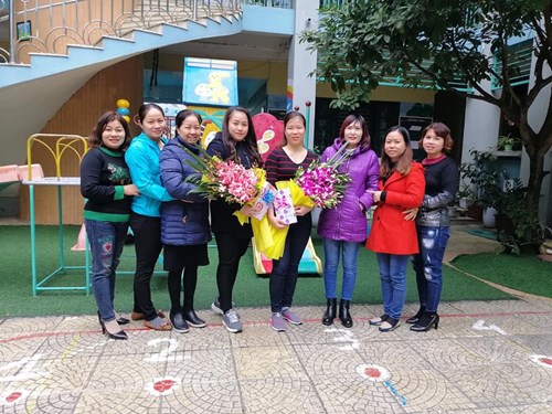           Tháng 12/2018  Công đoàn Trường mầm non Long Biên đã tặng hoa và quà sinh nhật cho 07 đồng chí